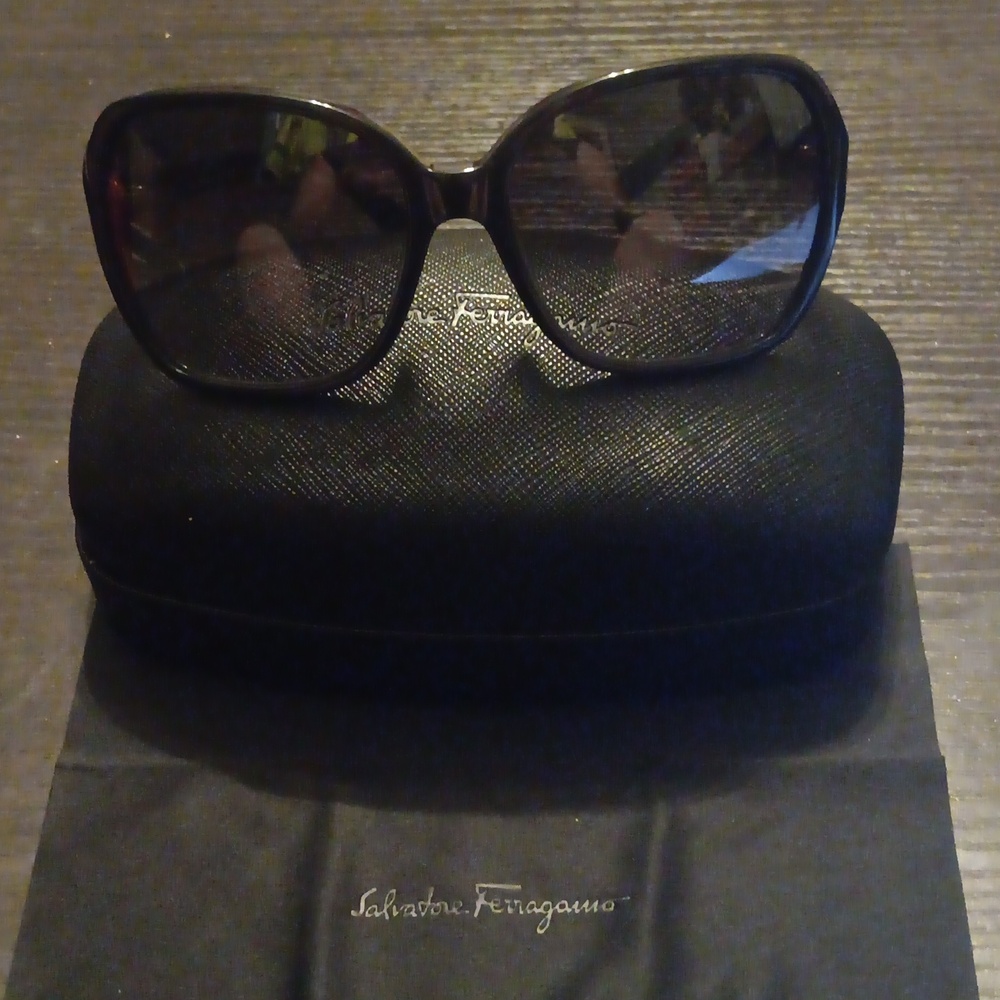 Salvatore Ferragamo Black Oversized Sunglasses With Case & Cleaning Cloth (EUC) - Picture 3 of 9